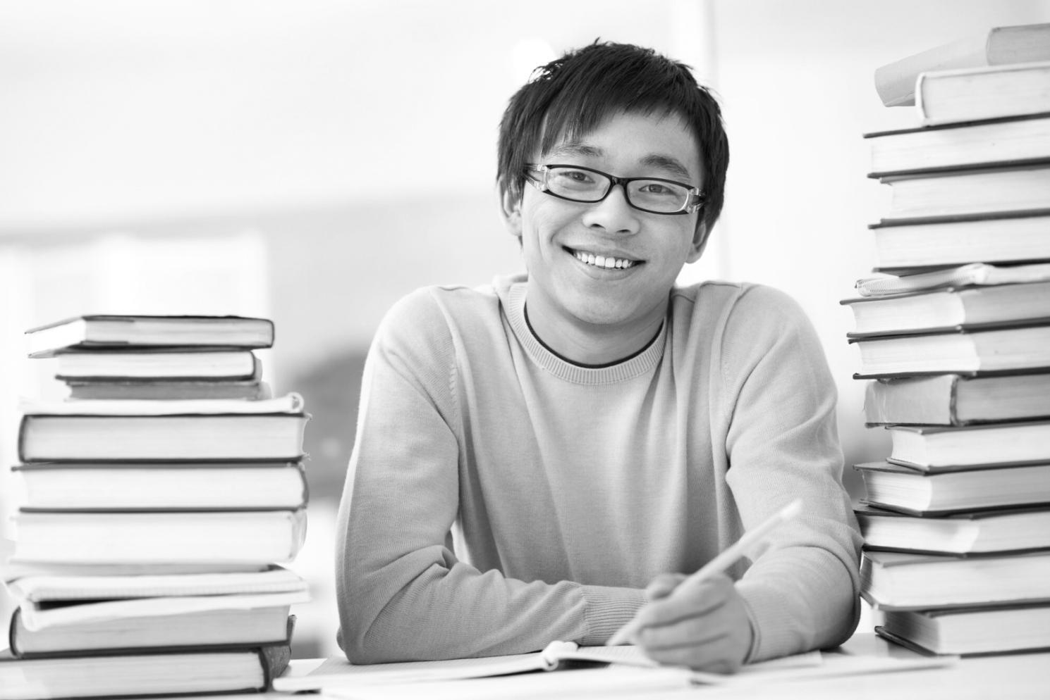 Outils de gestion financière moderne sur un bureau